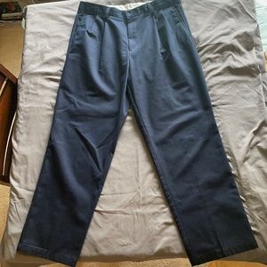 Levi Strauss Men’s Classic Fit Signature Khakis navy blue size 34x30, pleated